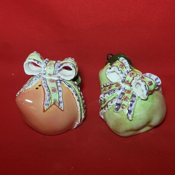 Ceramic Salt and Pepper Shakers Set Fruit Pear Peach Wrapped in Bow Floral Ribbo - Picture 14 of 14